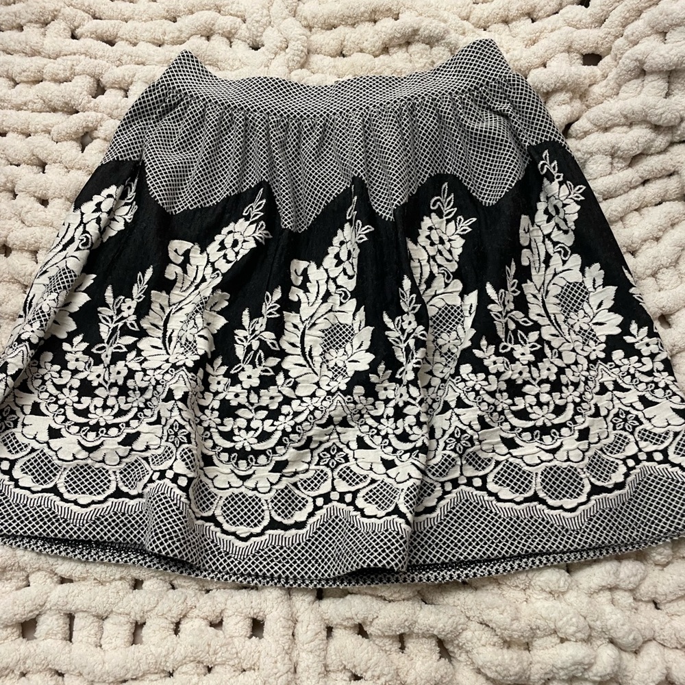 Francesca’s skater skirt black and white pattern size small